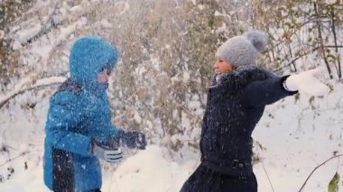 kız ve çocuk atma kendini kar ve kış parkta beğenir
