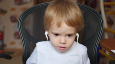 küçük bir çocuk akıllı ev kulaklık müzik dinler