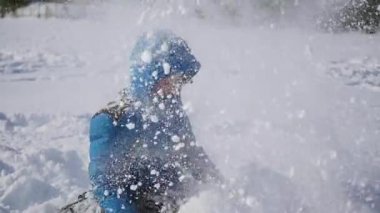 kar kendini atma ve kış parkta gülümseyen çocuk