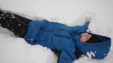 Çocuk karda yalan söylüyor