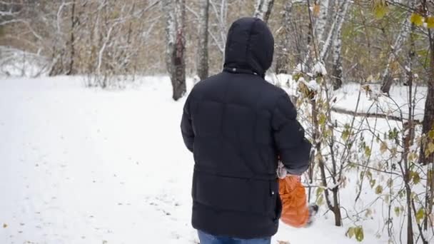 Padre girando niño en invierno Parque — Vídeos de Stock