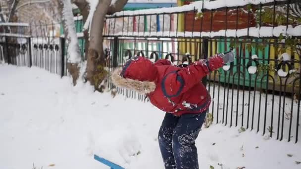 Ein Kind springt in den Schnee — Stockvideo