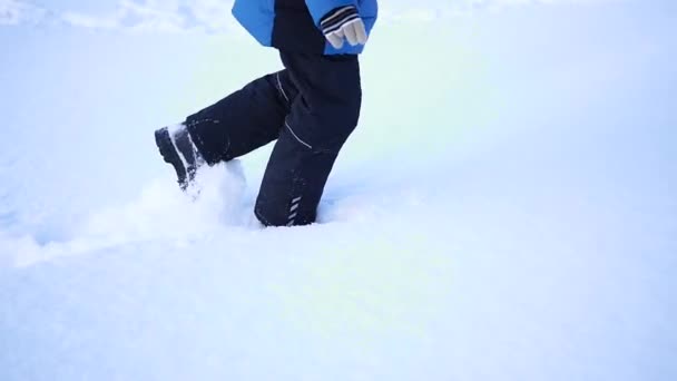 Las piernas están enterradas en el primer plano de la nieve — Vídeo de stock