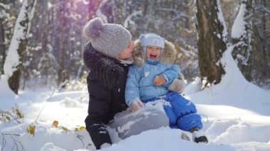 Güneşli bir günde kar Park ile oynayan bir çocuk bir kızla