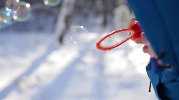 Pojken gör stora såpbubblor i parken med glädje på en solig dag — Stockvideo