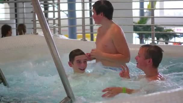 NOVOSIBIRSK, RUSSIE - 01 novembre 2016 : les enfants s'amusent dans la piscine — Video