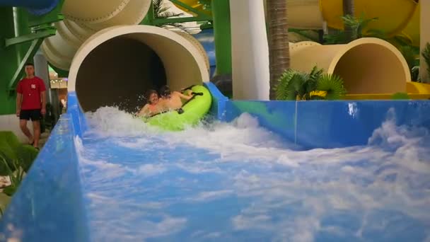 NOVOSIBIRSK, RUSSIE - 01 novembre 2016 : famille qui s'amuse dans l'attraction du parc aquatique — Video