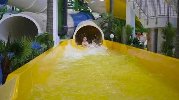 Novosibirsk, Rusko - listopad 01, 2016:guy baví ve vodě Park atrakcí — Stock video