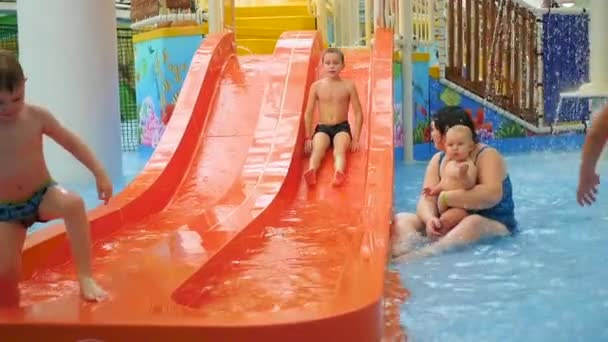 Одесса, Російська Федерація - 01 листопада 2016:kids сходить з водною гіркою в аквапарк — стокове відео