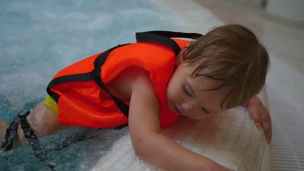 Счастливый ребенок в ванне с джакузи — стоковое видео