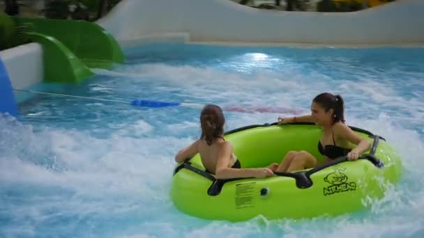 NOVOSIBIRSK, RÚSSIA - Novembro 01,2016: meninas se divertindo na atração do parque aquático — Vídeo de Stock