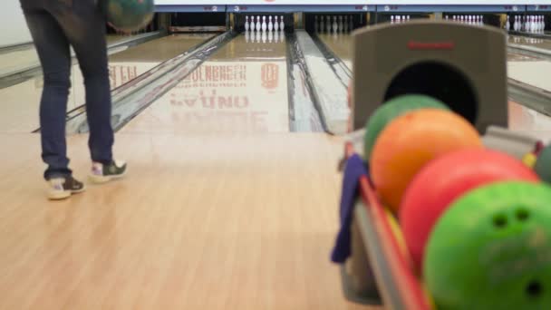 Une fille lance une balle au bowling. 4k — Video