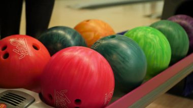 adam bowling topları seçin
