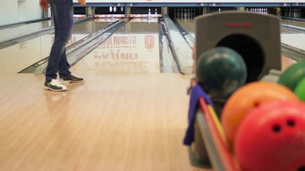 Chica lanza bola en los bolos. 4k — Vídeos de Stock