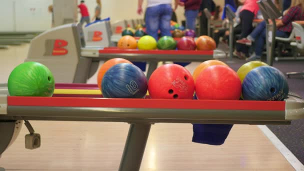 NOVOSIBIRSK, RUSSIE - 06 novembre 2016 : Les gens jouent au bowling — Video