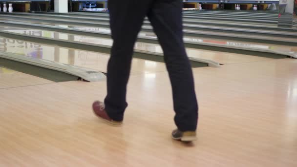 Homem jogar no bowling clube — Vídeo de Stock