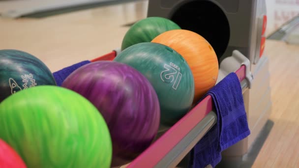 Ο άνθρωπος επιλέξει μπάλες bowling — Αρχείο Βίντεο