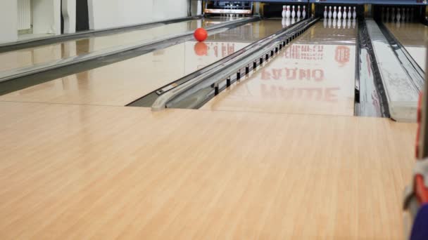Uomo giocare nel bowling club — Video Stock