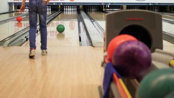 Adolescent jouer dans le bowling club — Video