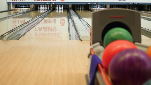 Hombre jugar en el club de bolos — Vídeos de Stock