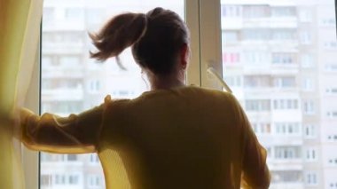 Kız penceresi açılır ve kışın kar senin elinde alır