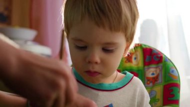 mutlu bir çocuk güneş ışığında bir fırçayla çizer