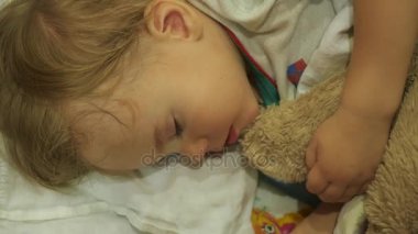 Tatlı Bebek karyolası bir oyuncak ayı ile uyur