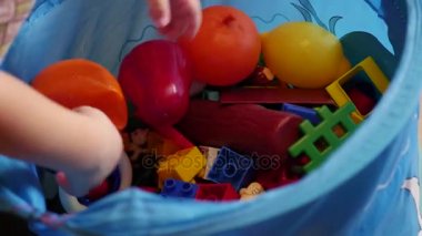 alt bir oyuncak oyuncaklar için sepetten alır