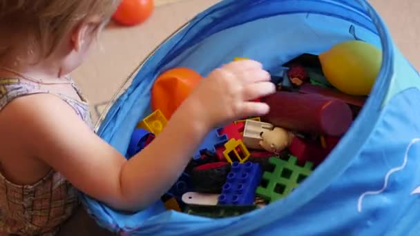 Il bambino ottiene un giocattolo dal cestino per i giocattoli — Video Stock