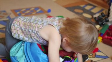 alt bir oyuncak oyuncaklar için sepetten alır