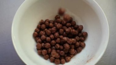 Mısır topları çikolata ile bir kase içine yavaş yavaş düşüyor lezzet. Ağır çekim