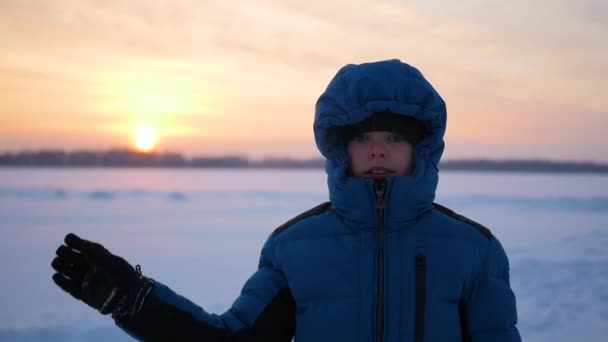 Saludo de la mano del niño en el parque de invierno al atardecer — Vídeos de Stock