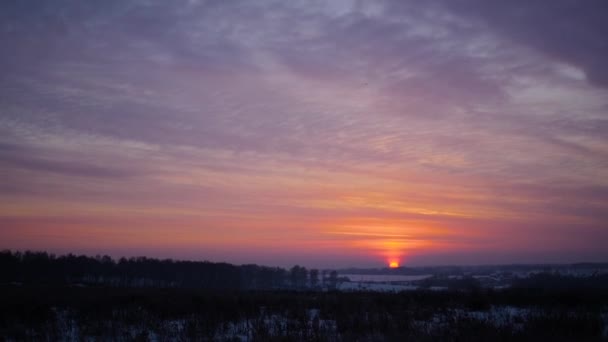 Захід сонця в холодний зимовий день. червоне небо — стокове відео