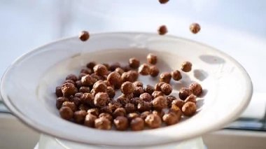 Mısır topları çikolata ile bir kase içine yavaş yavaş düşüyor lezzet. Ağır çekim