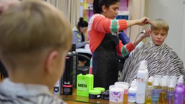 NOVOSIBIRSK, RÚSSIA - 20 de novembro de 2016: corte de cabelo infantil na barbearia — Vídeo de Stock