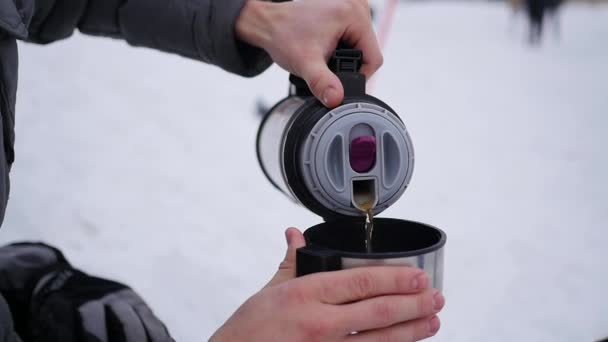 Srác a forró tea, a szabadban egy Termosz önti. Téli idő — Stock videók