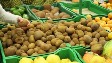 adam meyve kivi süpermarkette alır.