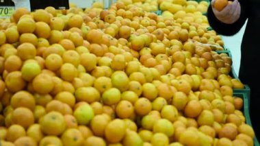 insanlar piyasada mandalina seçin