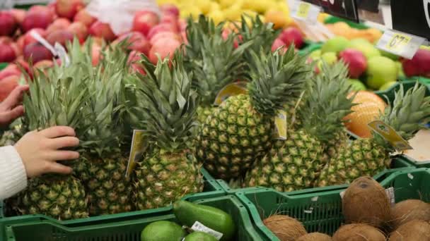 Adam meyve ananas süpermarkette alır. — Stok video