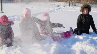 neşeli çocuklar parkta kar kusuyor karda oynarken