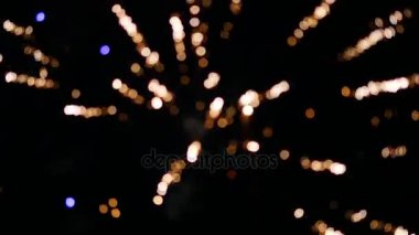 Fireworks uygulamasında gece gökyüzü bokeh güzel patlamalar