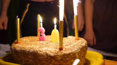 doğum günü pastası mumlar kıvılcım havai fişek karanlık odada ile. Mumları üfleme