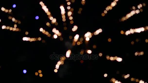 Schöne Explosionen von Feuerwerk in den Nachthimmel Bokeh — Stockvideo