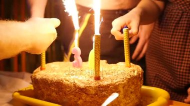 doğum günü pastası mumlar kıvılcım havai fişek karanlık odada ile. Ateşleme mumlar