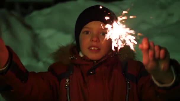 Barnet håller tomtebloss utomhus på vintern. Slowmotion — Stockvideo