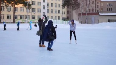 Novosibirsk, Rusya Federasyonu - Aralık 10,2016: buz pateni kış kız fotoğraf çekimi