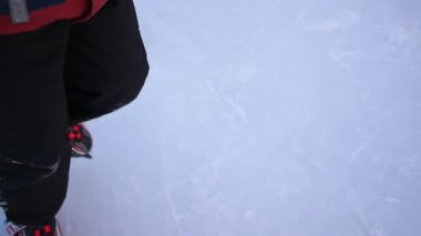Bir çocuk üzerinde buz pateni pisti closeup slowmotion olarak buz pateni. Düşük açılı