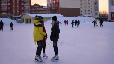 Novosibirsk, Rusya Federasyonu - 27 Kasım: İnsanlar pateni ve sahip açık buz pateni halkası üzerinde kışın eğlencelidir