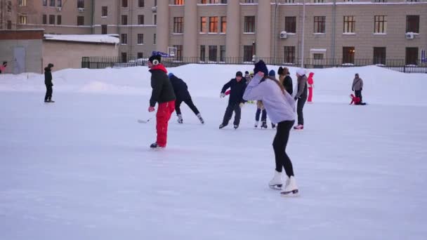Nowosibirsk, Russland - 27. November: Schlittschuhlaufen und Spaß haben auf dem offenen Eislaufring im Winter