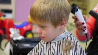 Childs'ın saçlarını kuaför dükkanında